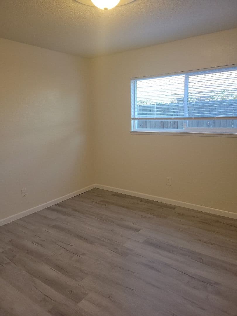 Central Point Apartment: 1040 E. Pine St