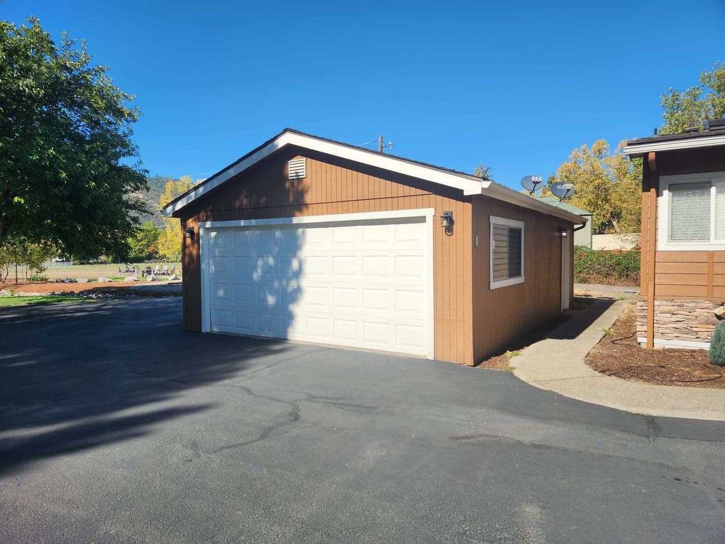 Central Point House: 12297 Blackwell Rd