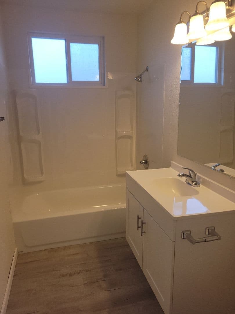 Central Point Apartment: 1040 E. Pine St