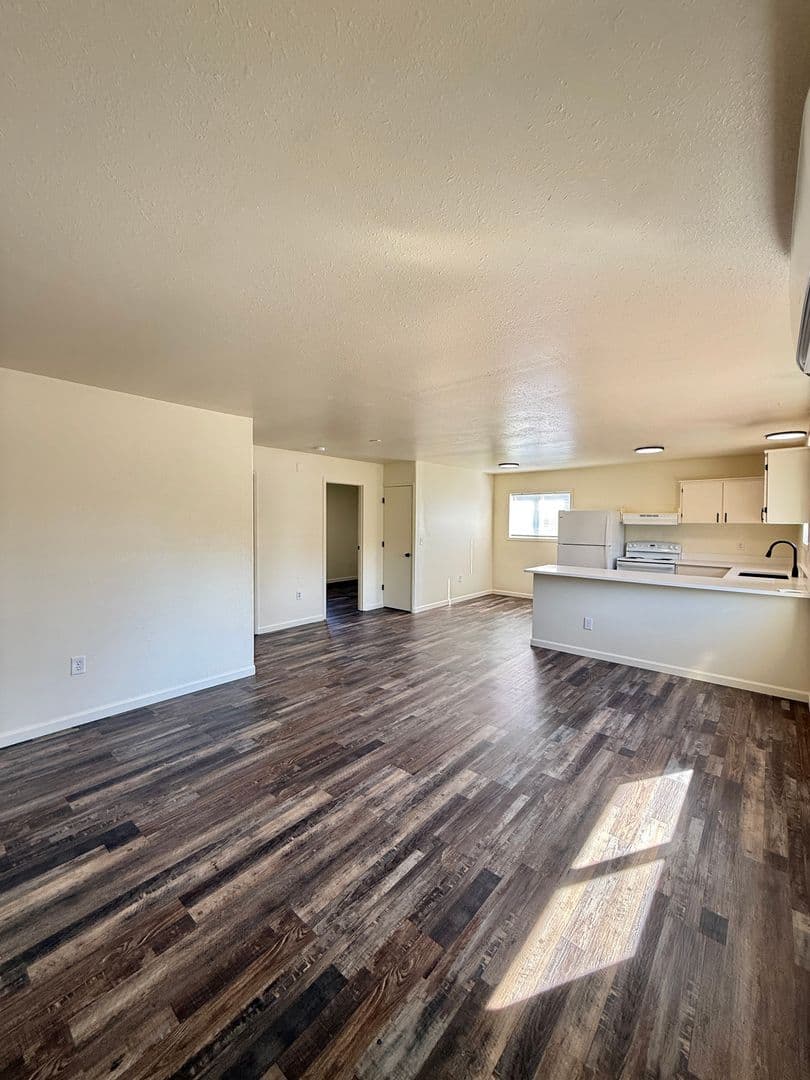 Medford Apartment: 738 W. 11th St.
