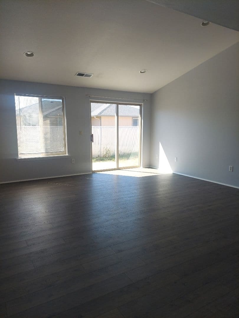 Eagle Point House: 365 Bradley Way