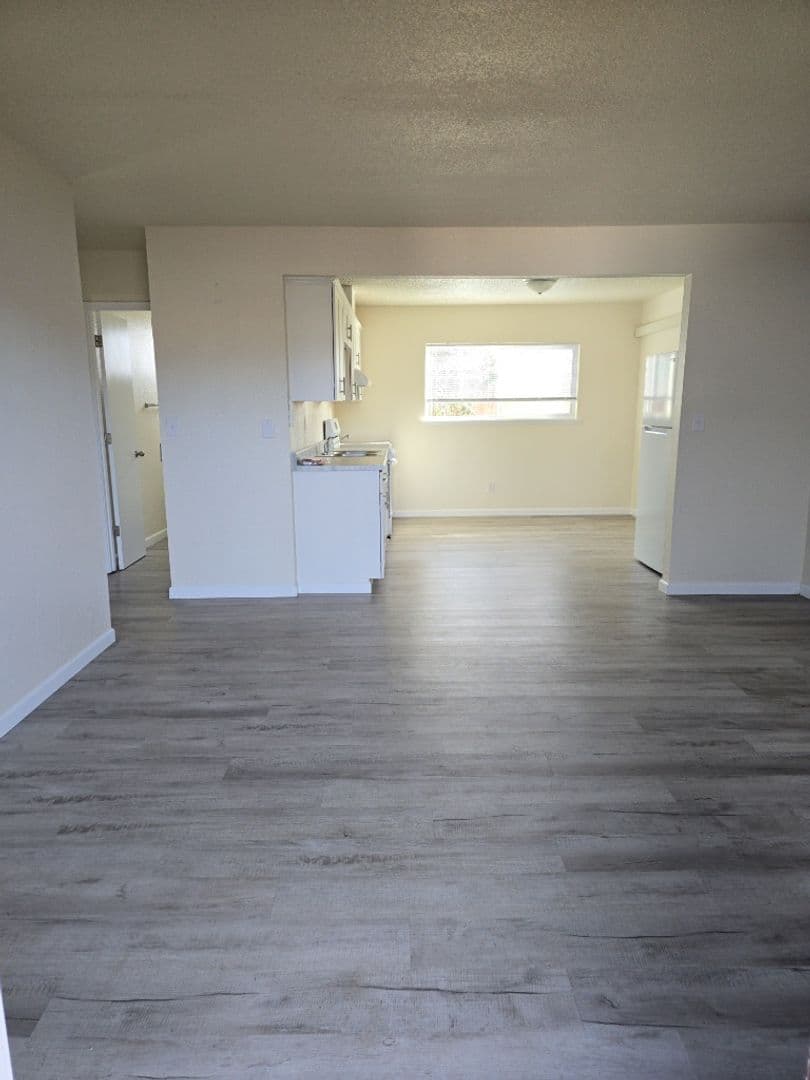 Central Point Apartment: 1040 E. Pine St