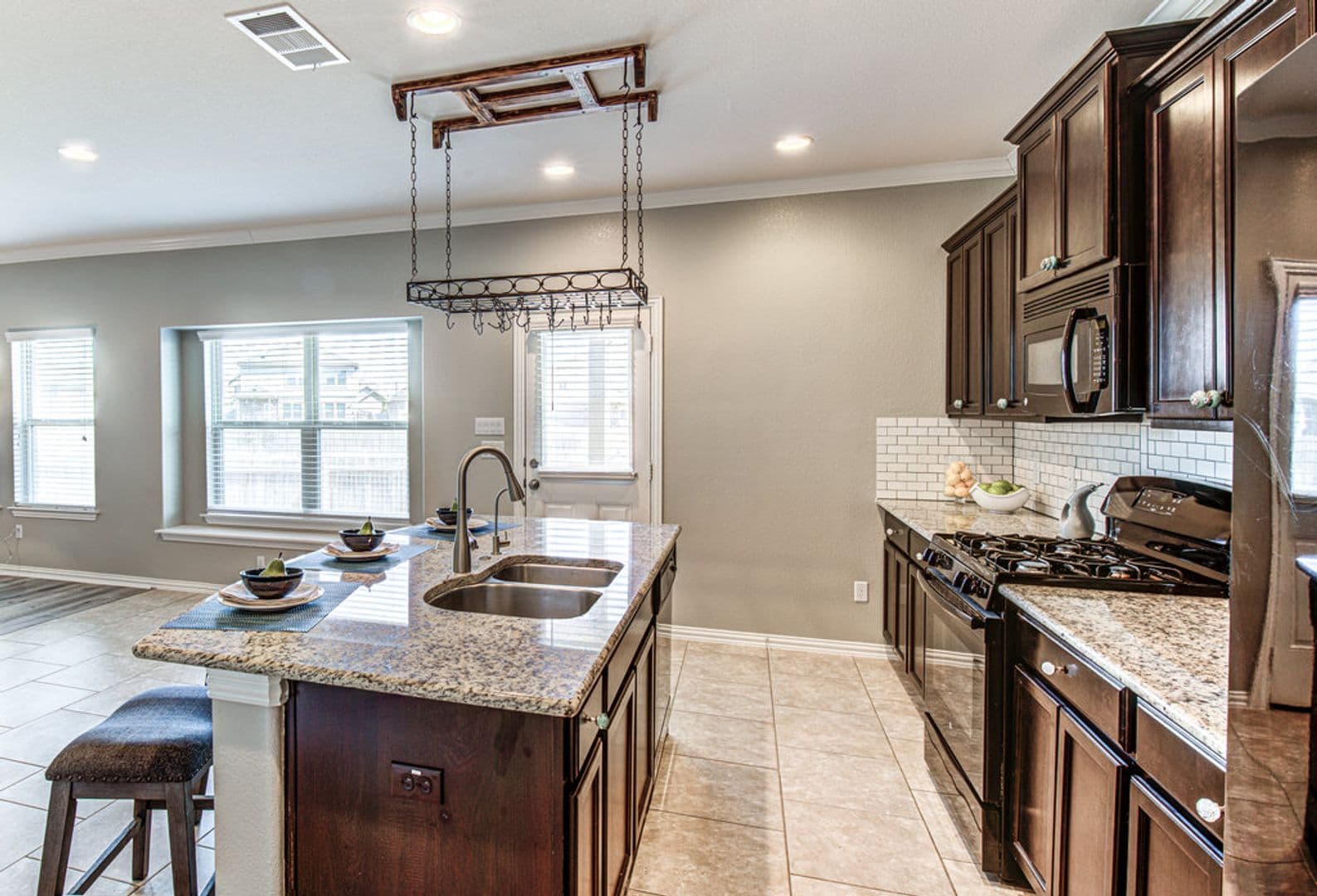 Leander House: 508 Nogales Ln