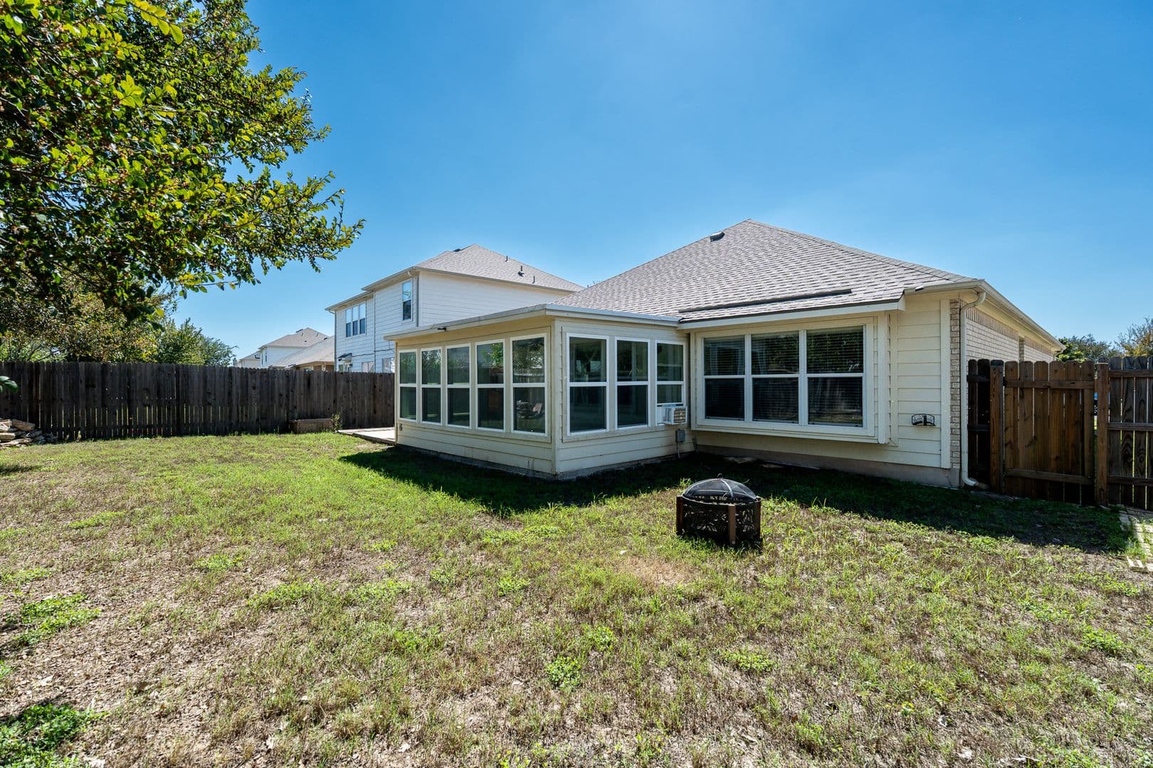 Leander House: 240 King Elder Ln