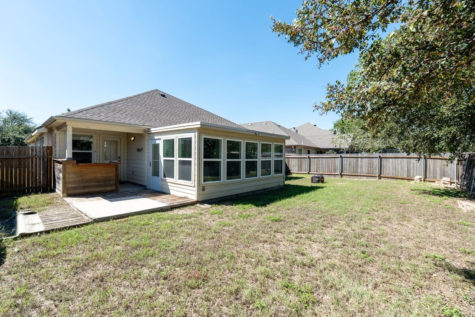 Leander House: 240 King Elder Ln
