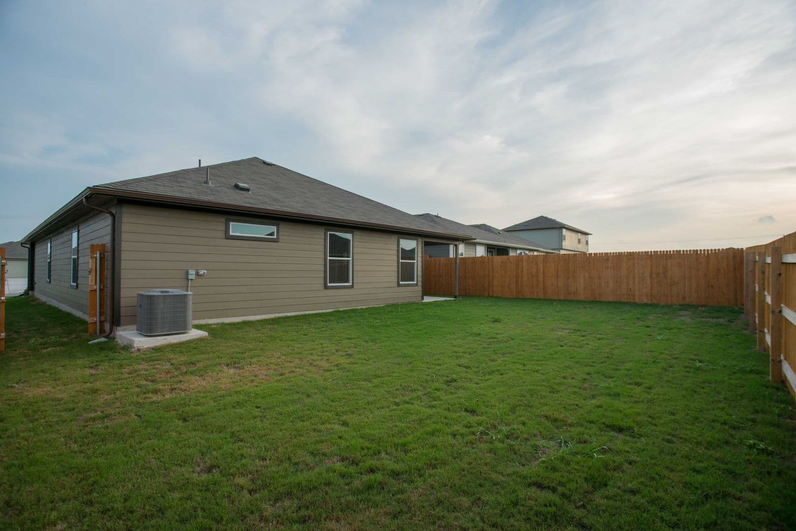 Hutto House: 142 Sulphur River Loop