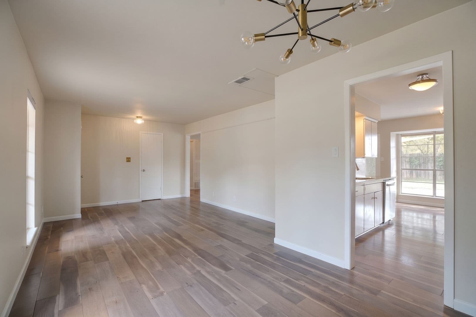 Austin House: 10110 Aspen St