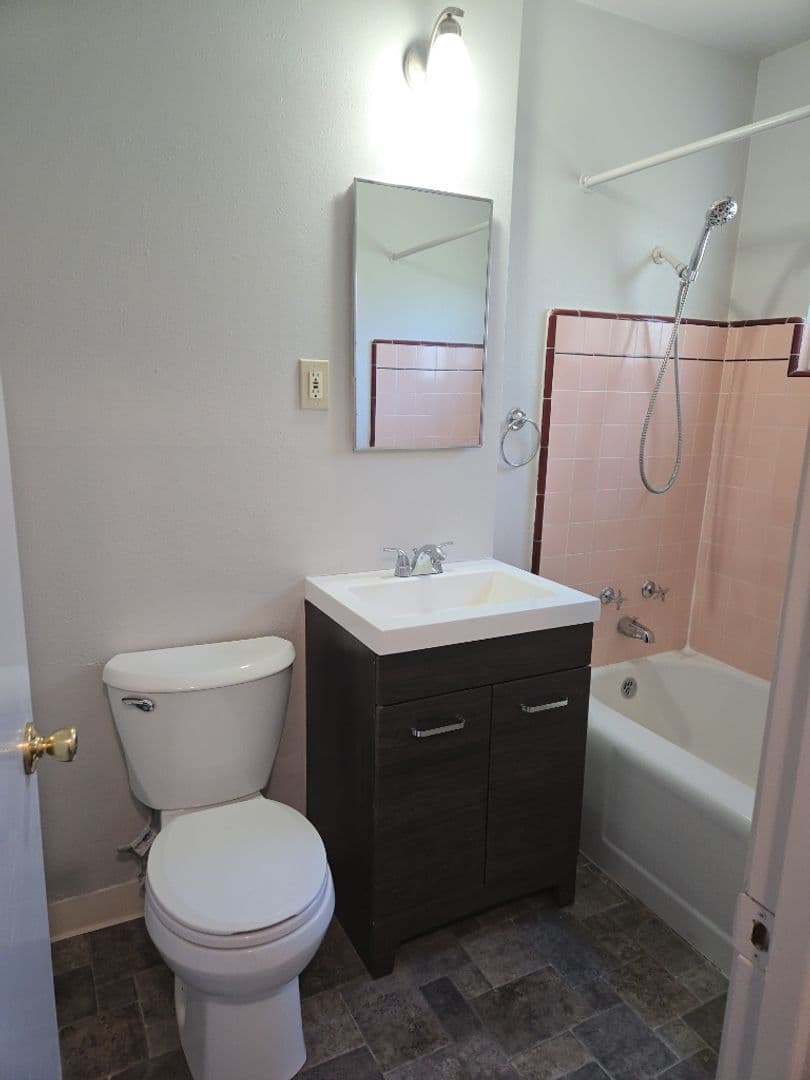 Fairfield Apartment: 518 Carpenter Street