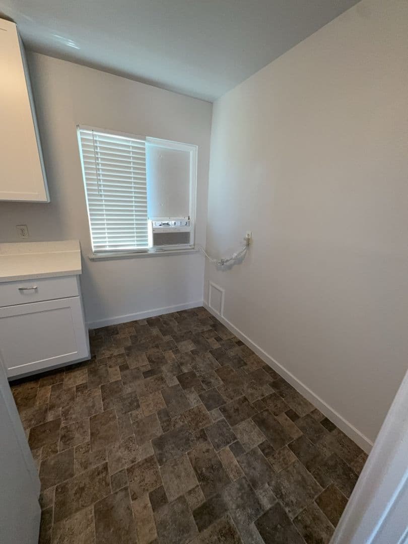 Fairfield Apartment: 518 Carpenter Street