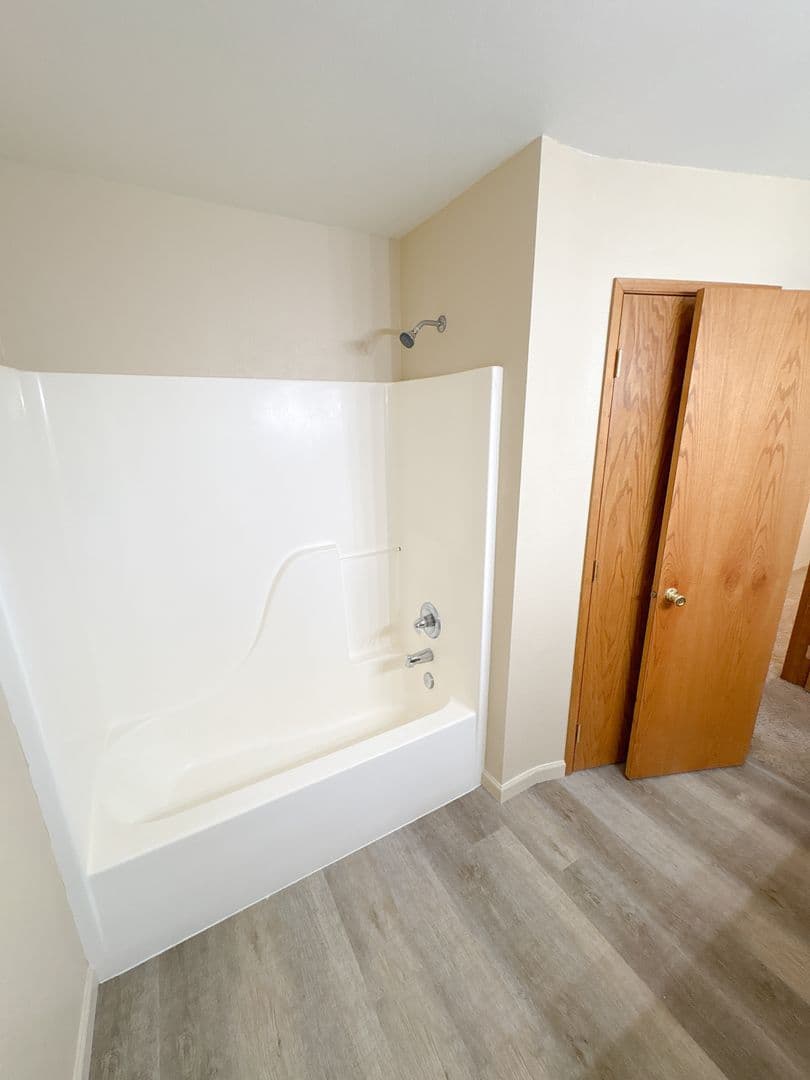 Klamath Falls Apartment: 5630-5632-5634-5636 North Hills Drive
