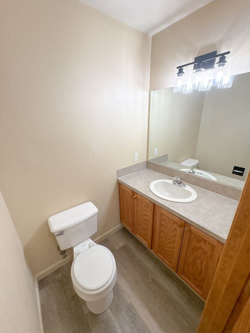 Klamath Falls Apartment: 5630-5632-5634-5636 North Hills Drive