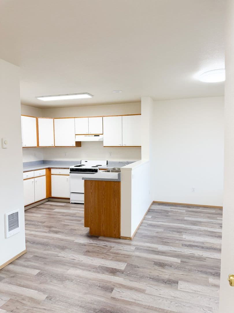 Klamath Falls Apartment: 5382 North Hills Drive