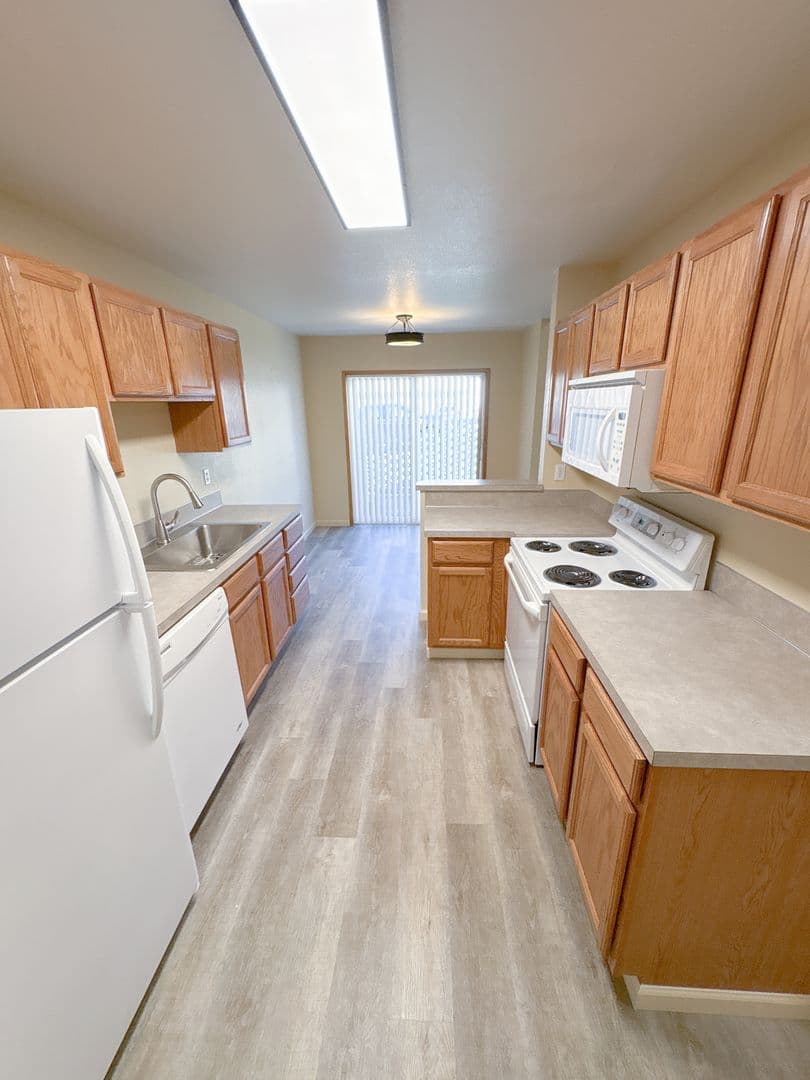 Klamath Falls Apartment: 5630-5632-5634-5636 North Hills Drive