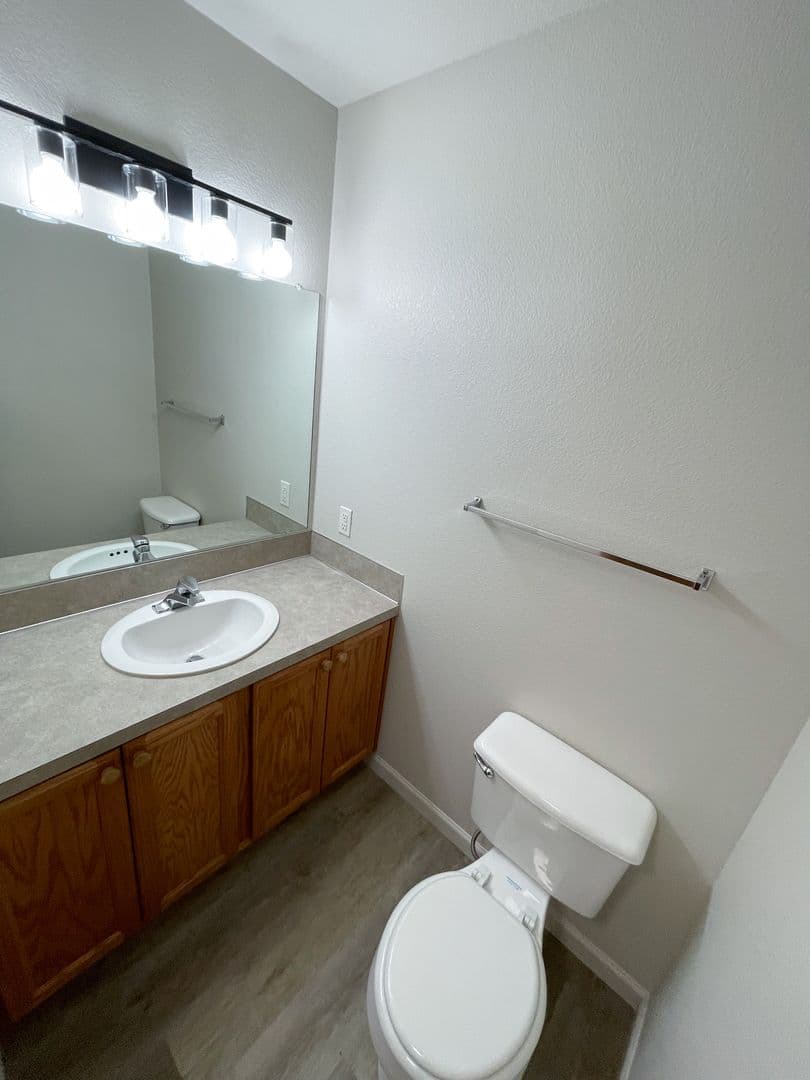 Klamath Falls Apartment: 5630-5632-5634-5636 North Hills Drive