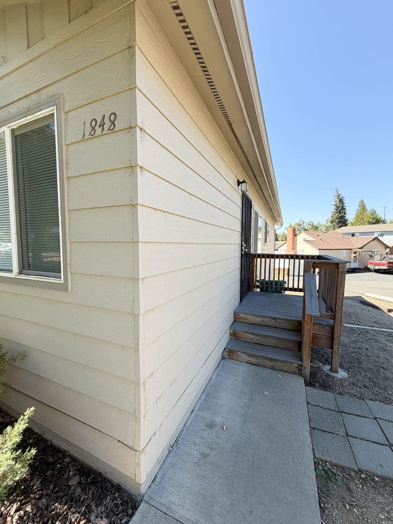 Klamath Falls Apartment: 1846-1848 Sargent Ave