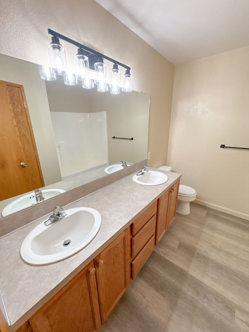 Klamath Falls Apartment: 5630-5632-5634-5636 North Hills Drive