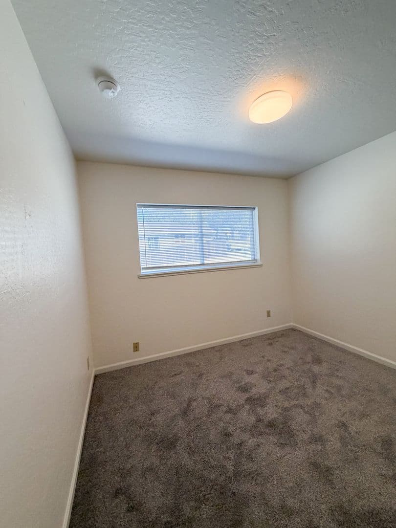 Klamath Falls Apartment: 1846-1848 Sargent Ave