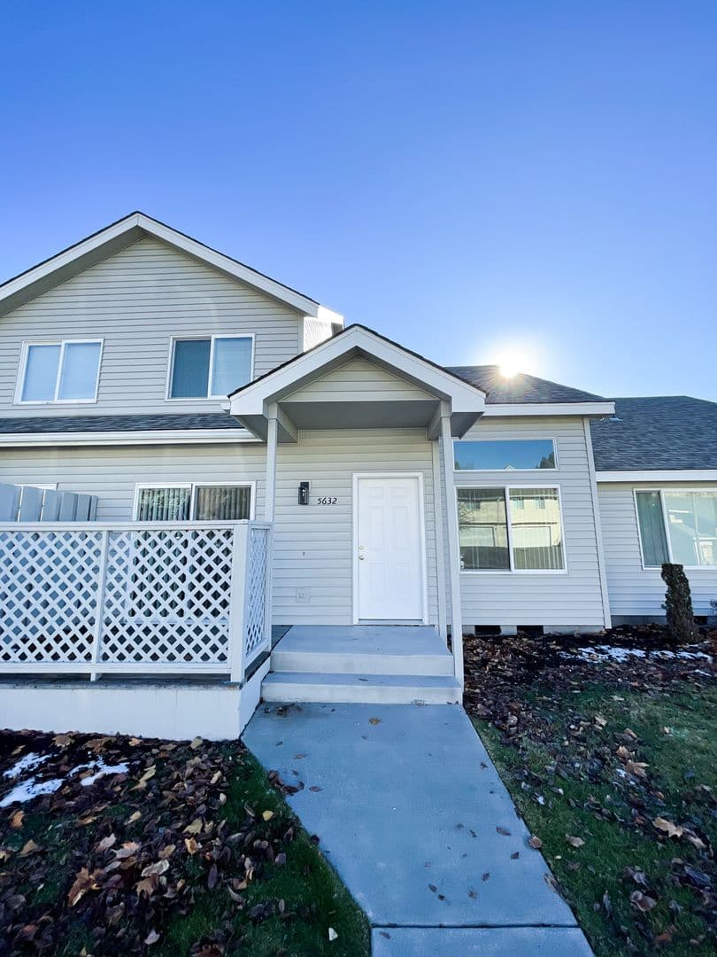 Klamath Falls Apartment: 5630-5632-5634-5636 North Hills Drive