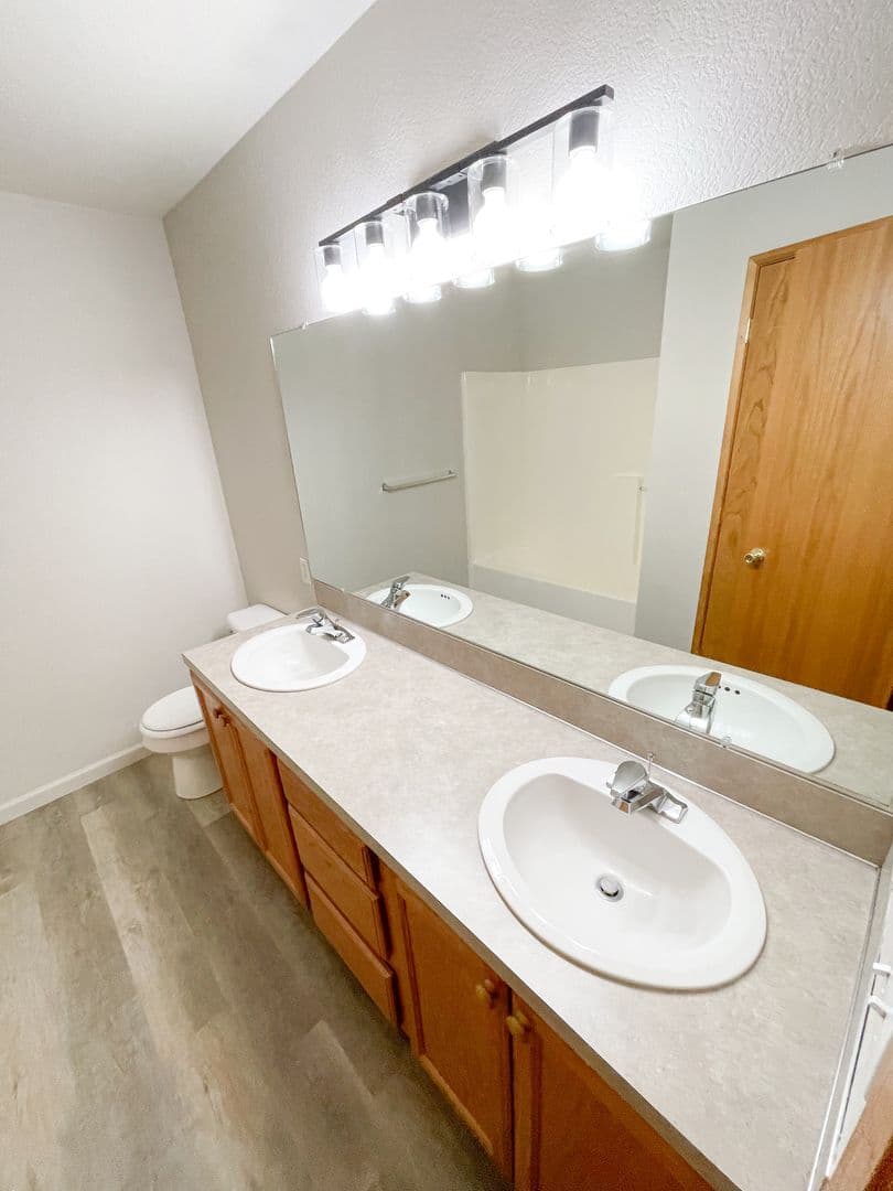 Klamath Falls Apartment: 5630-5632-5634-5636 North Hills Drive