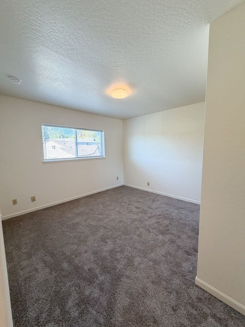 Klamath Falls Apartment: 1846-1848 Sargent Ave