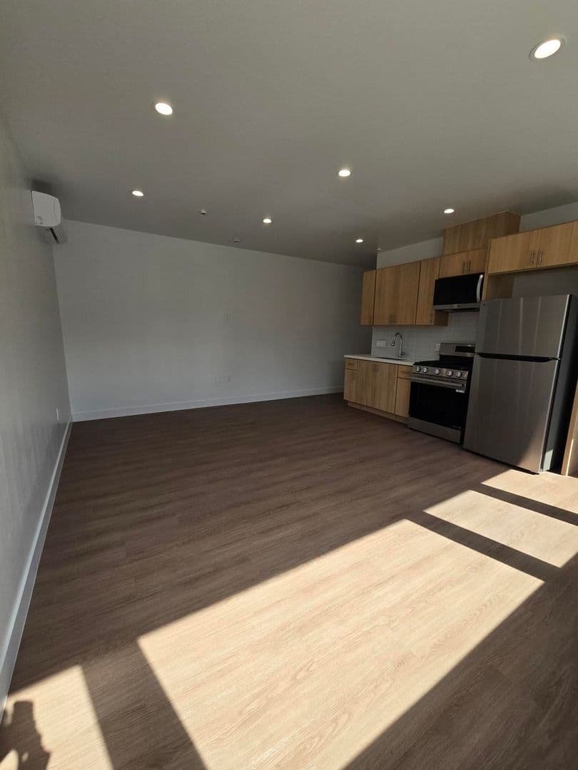 Los Angeles Apartment: 3992 Inglewood Blvd