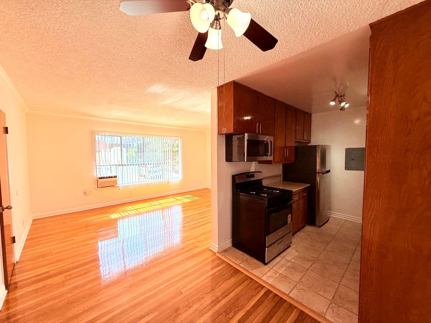 Los Angles Apartment: 956 Wilcox Ave