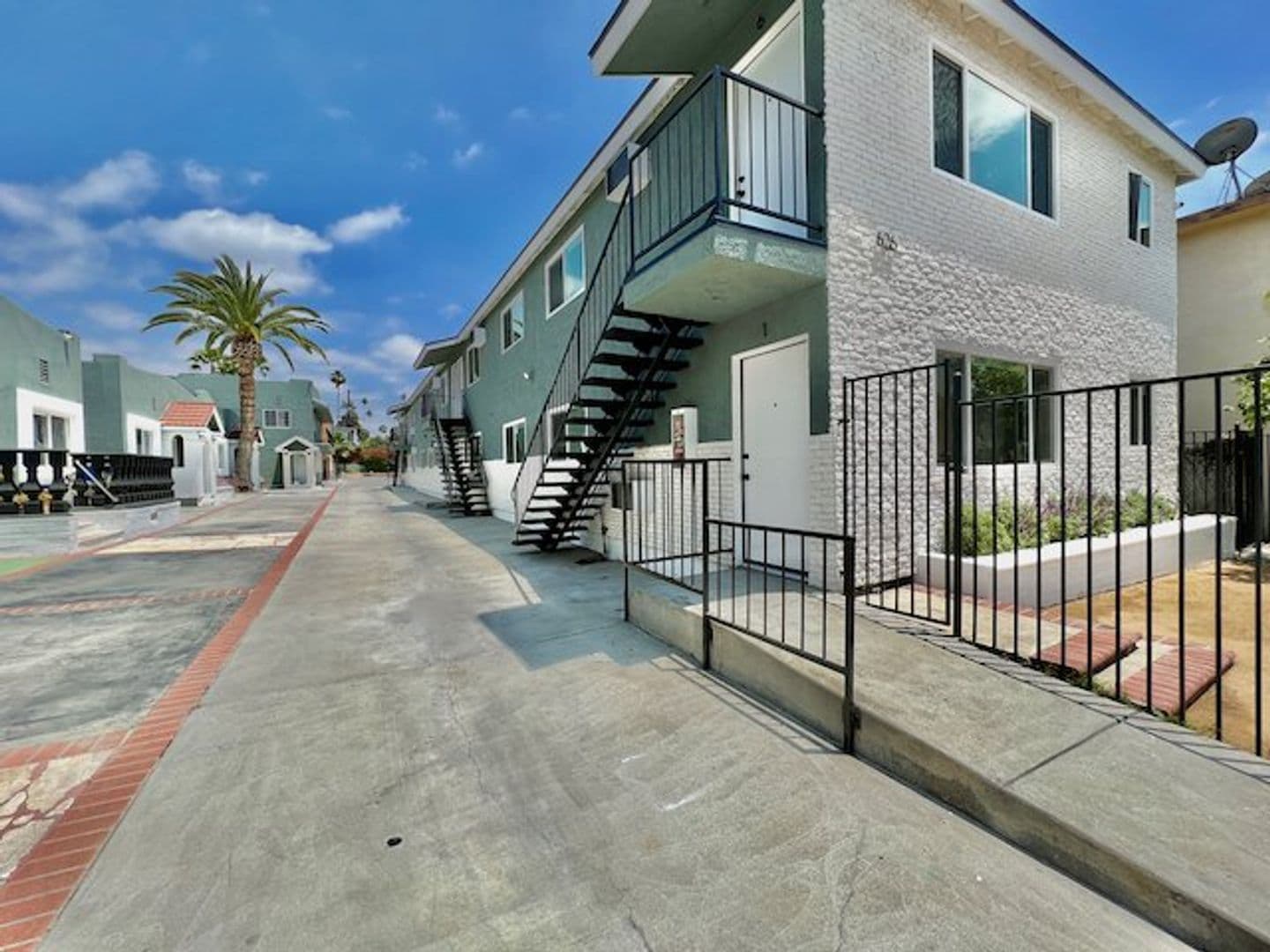 Los Angeles Apartment: 626 N Kingsley Dr