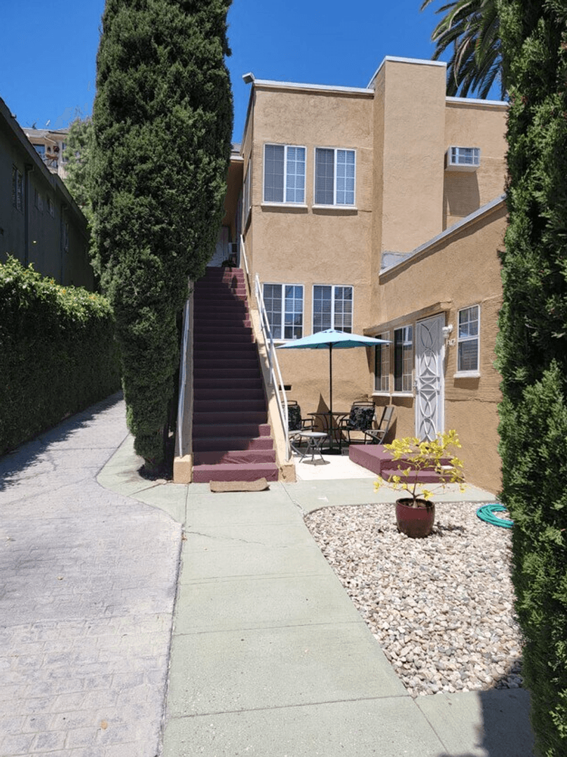 Los Angeles Apartment: 1947 Wilcox Avenue