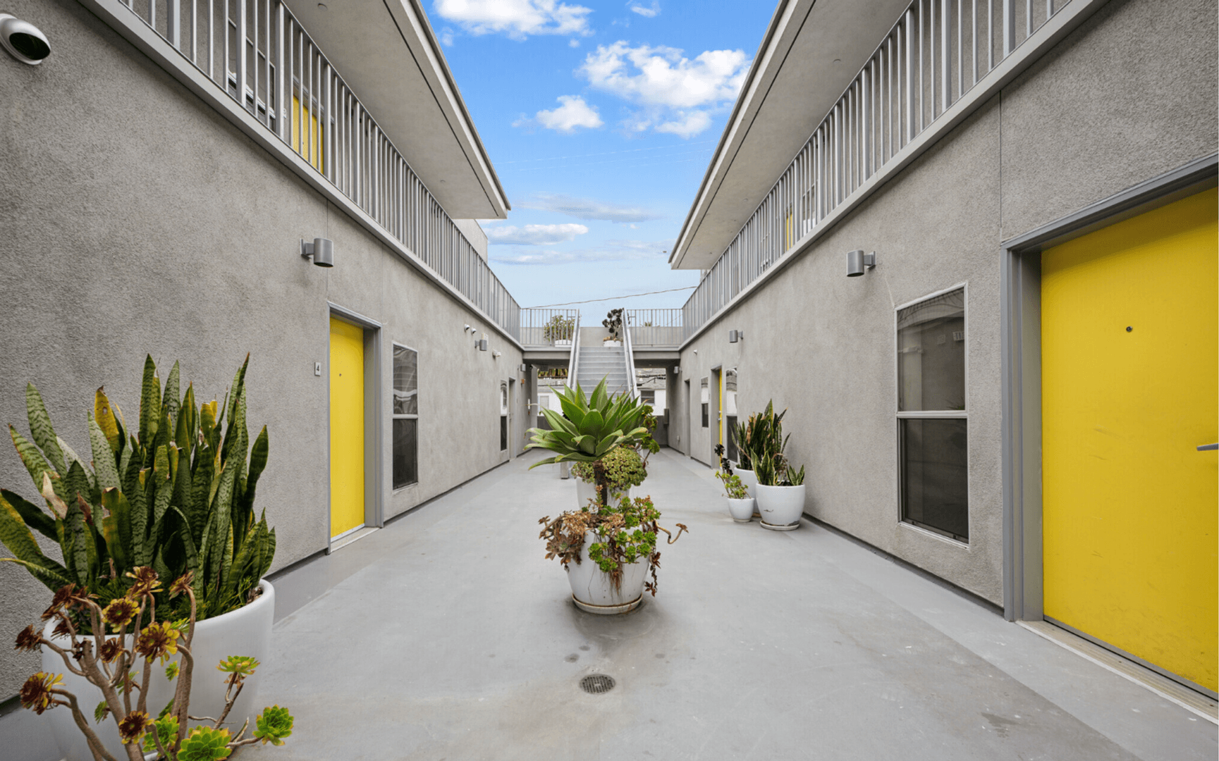 Los Angeles Apartment: 3992 Inglewood Blvd