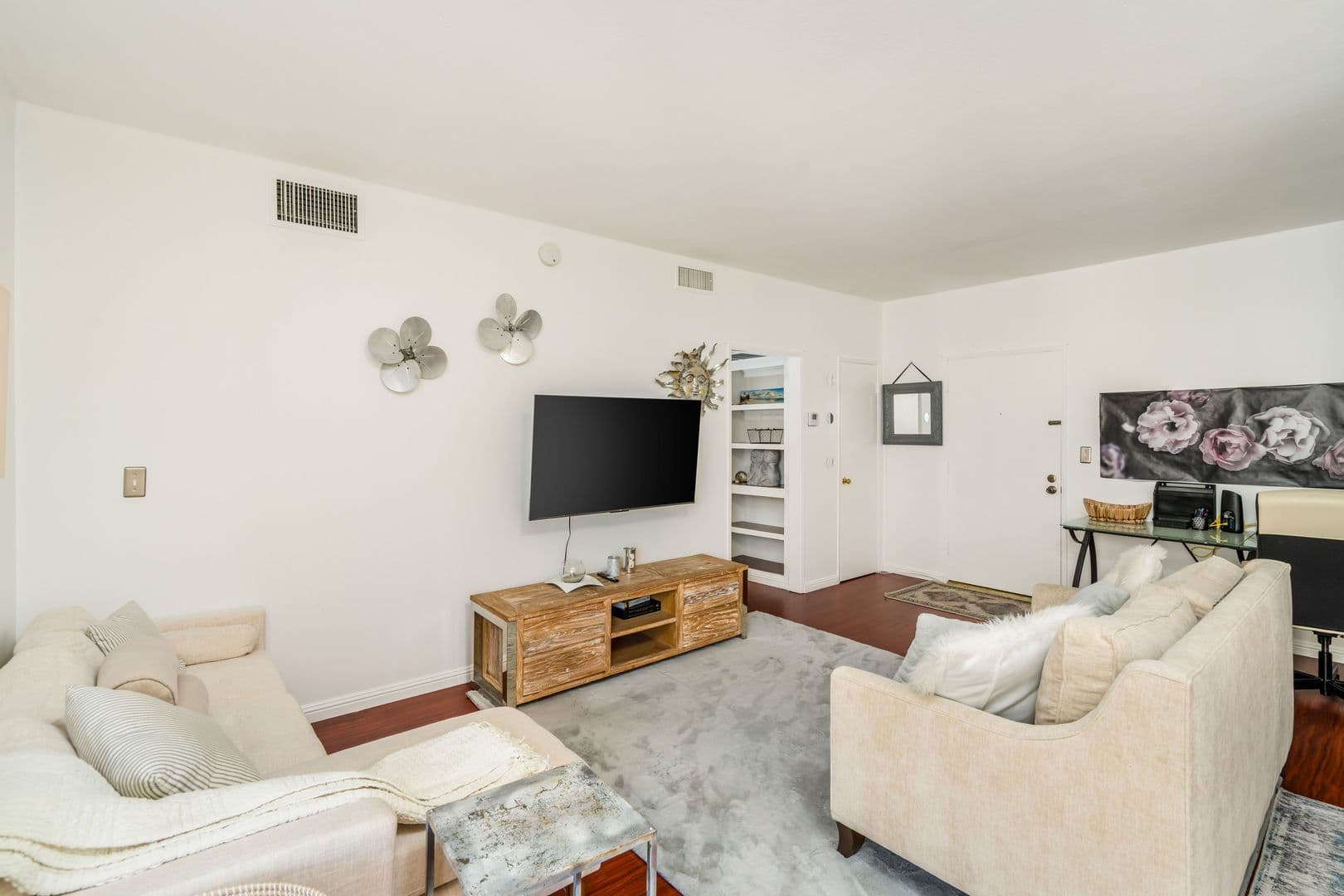 Los Angeles Apartment: 1377 S Beverly Glen Blvd