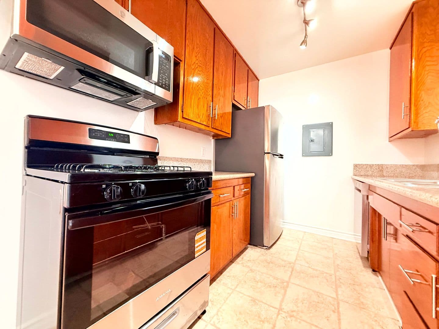 Los Angles Apartment: 956 Wilcox Ave
