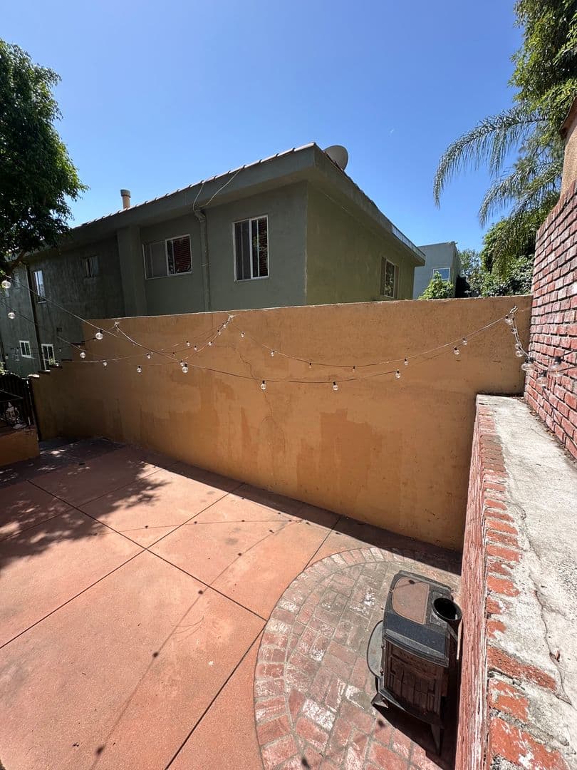 Los Angeles Apartment: 1947 Wilcox Avenue