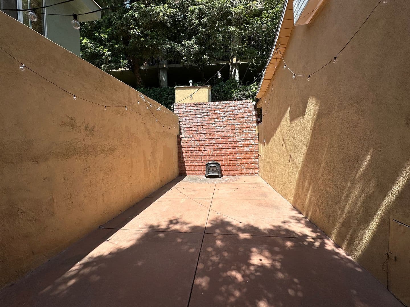 Los Angeles Apartment: 1947 Wilcox Avenue