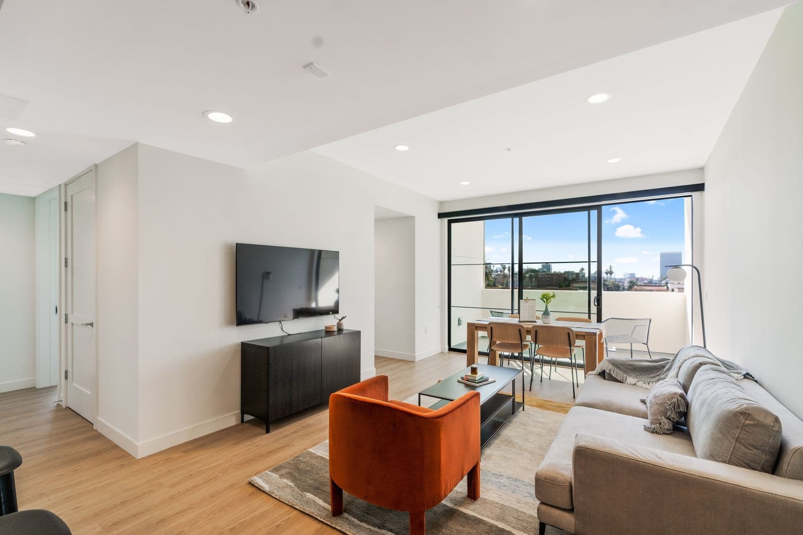Los Angeles Apartment: 426 North Alexandria Ave