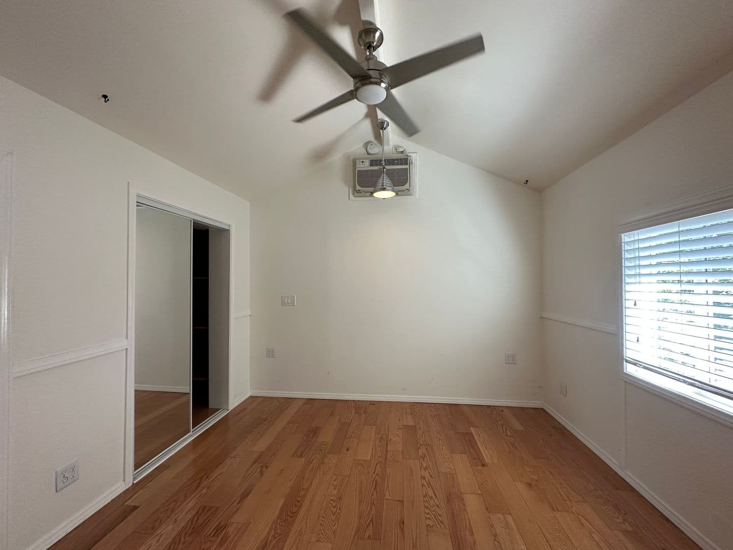 Los Angeles Apartment: 1947 Wilcox Avenue