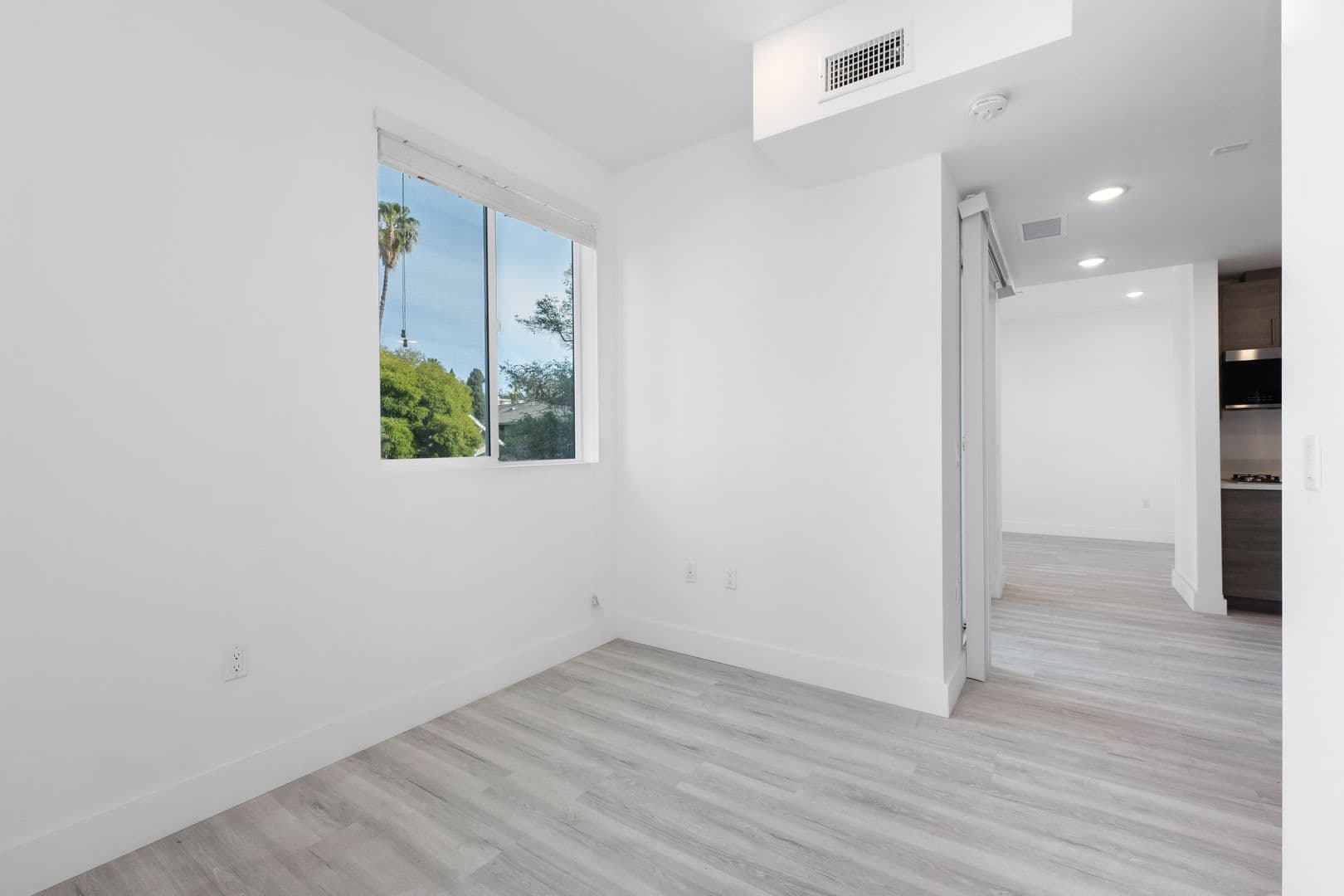Los Angeles Apartment: 549 N Heliotrope Dr
