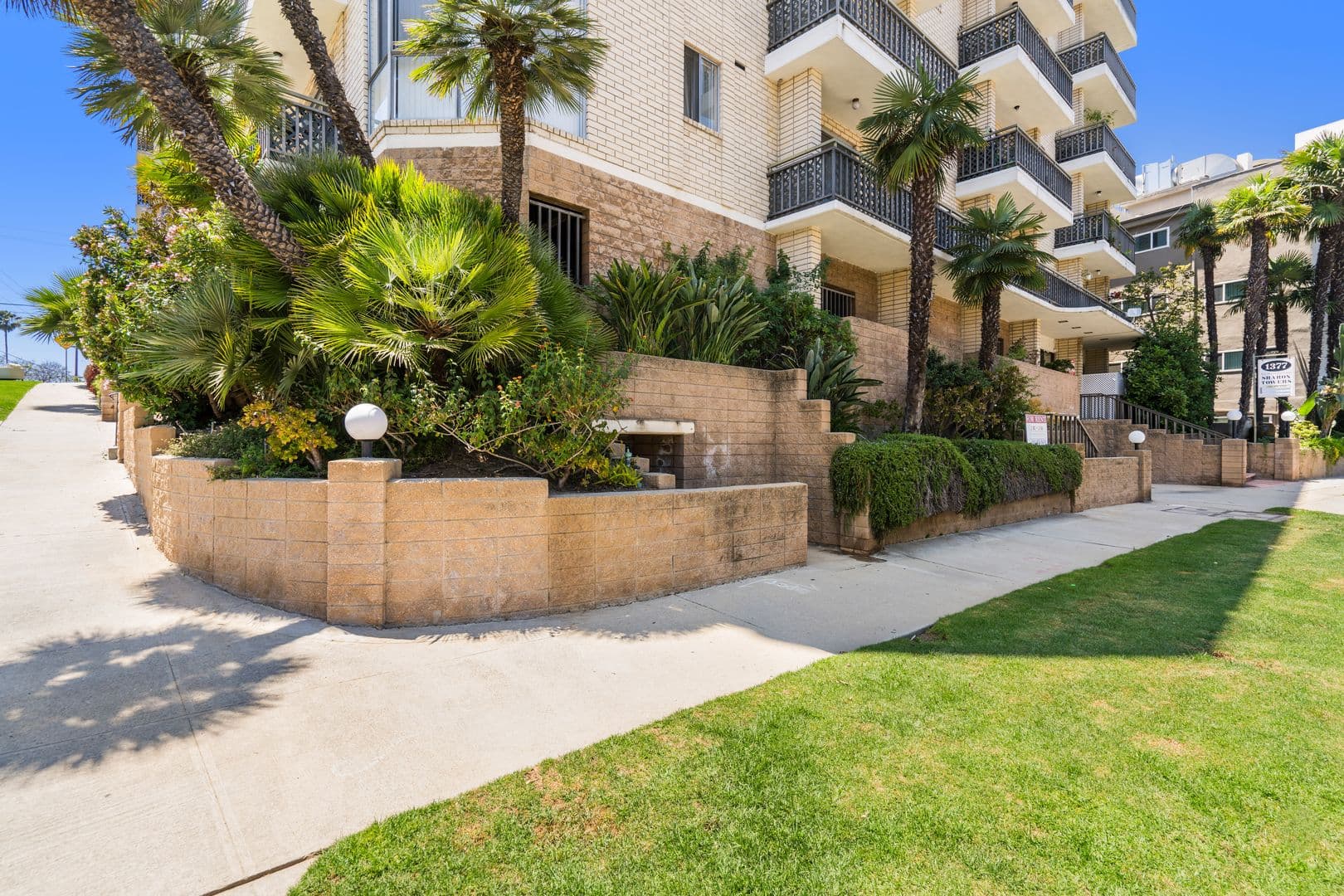 Los Angeles Apartment: 1377 S Beverly Glen Blvd