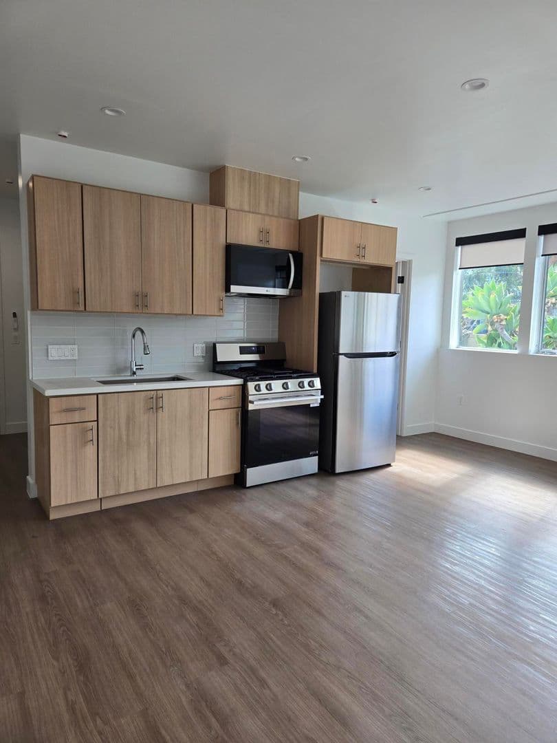 Los Angeles Apartment: 3992 Inglewood Blvd