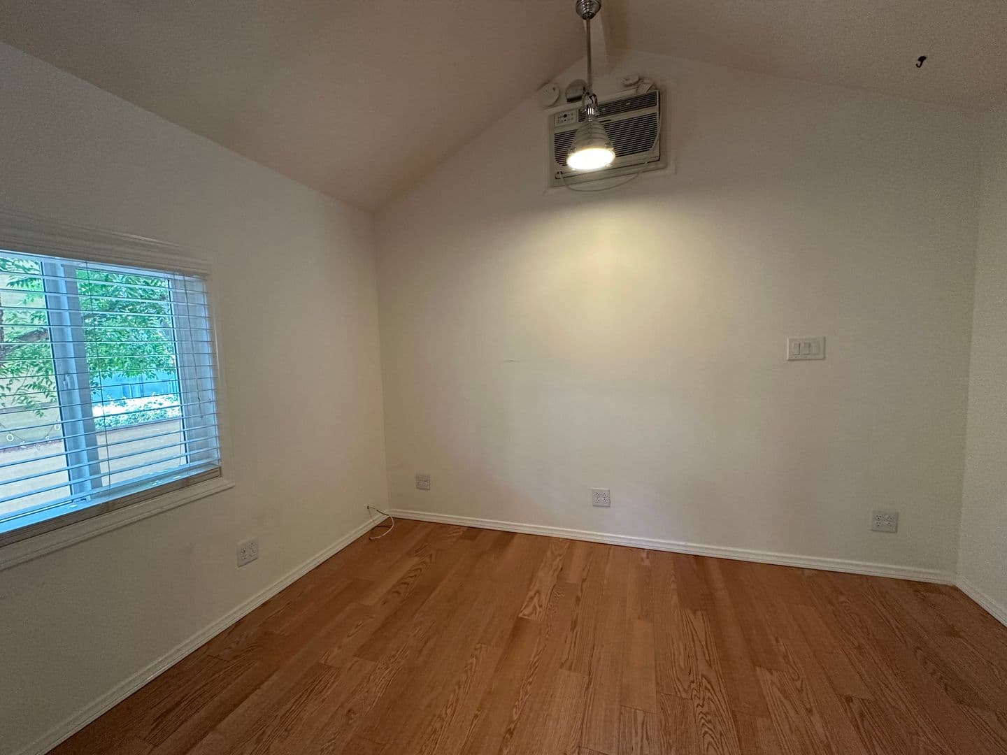 Los Angeles Apartment: 1947 Wilcox Avenue