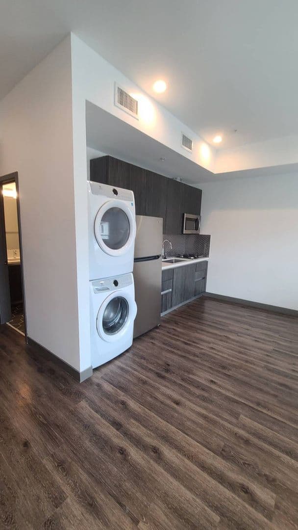 Los Angeles Apartment: 7036 La Tijera Blvd