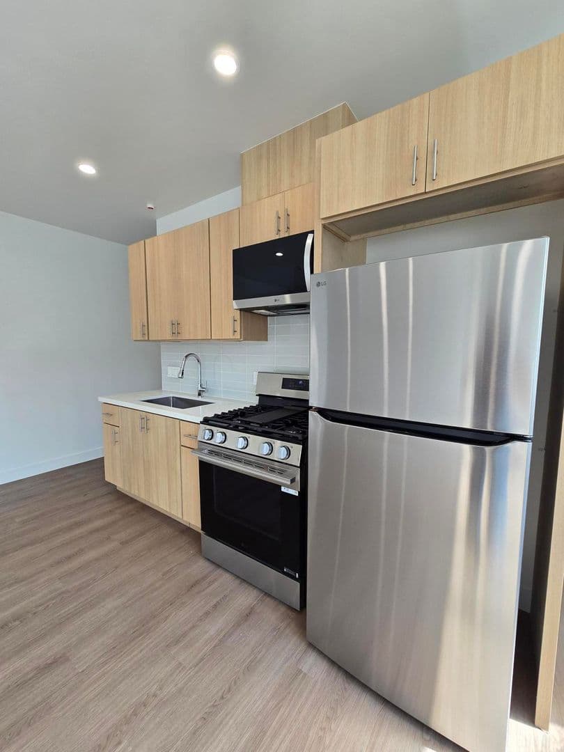 Los Angeles Apartment: 3992 Inglewood Blvd