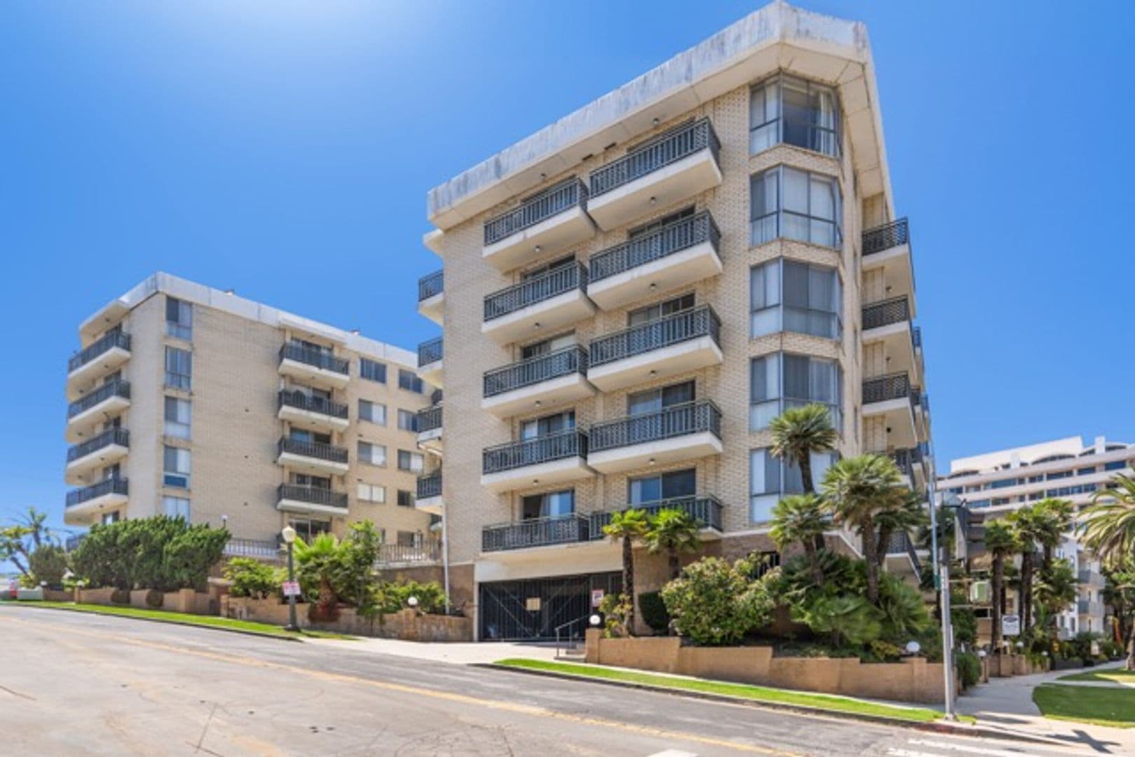Los Angeles Apartment: 1377 S Beverly Glen Blvd