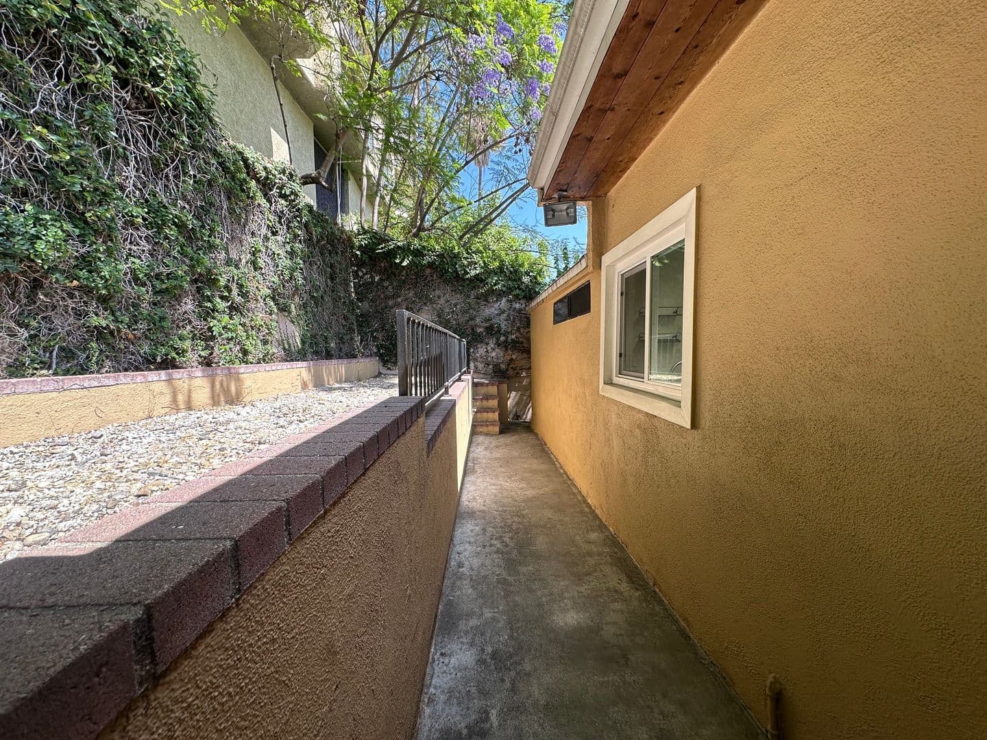 Los Angeles Apartment: 1947 Wilcox Avenue