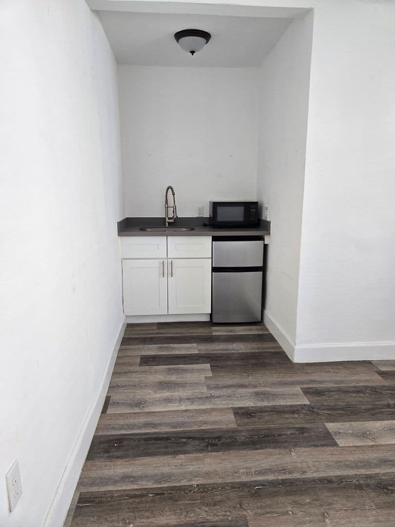 Los Angeles Apartment: 2561 Colorado Blvd