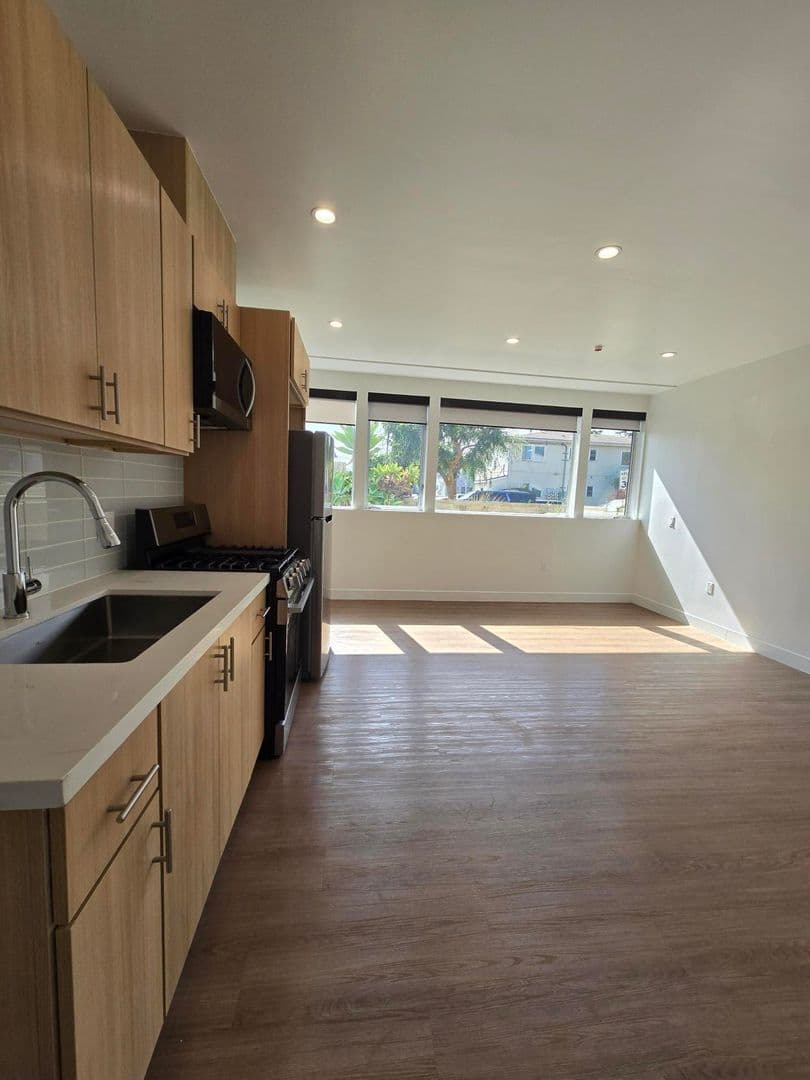 Los Angeles Apartment: 3992 Inglewood Blvd
