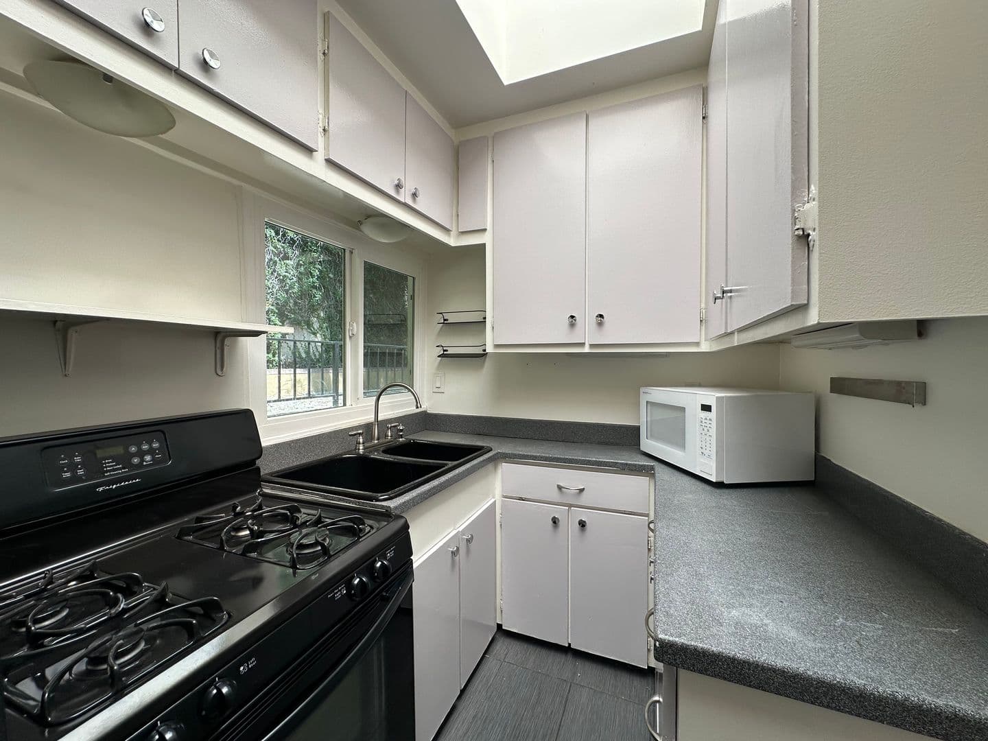 Los Angeles Apartment: 1947 Wilcox Avenue