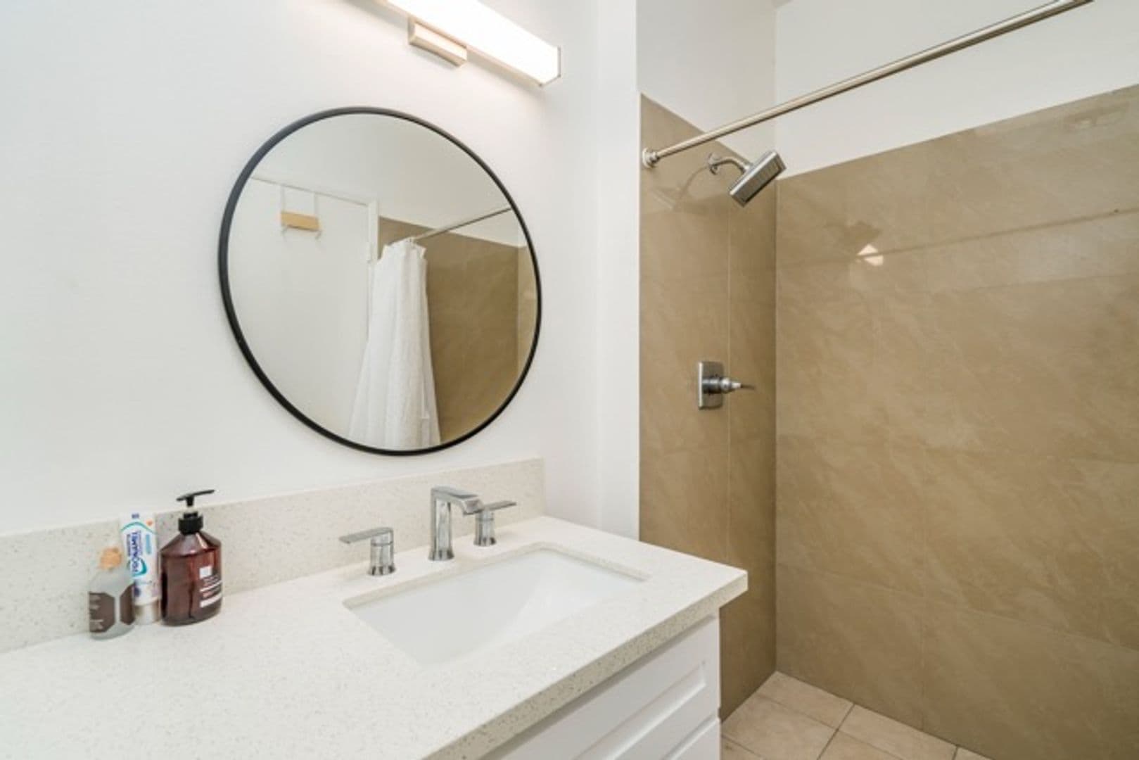 Los Angeles Apartment: 1377 S Beverly Glen Blvd