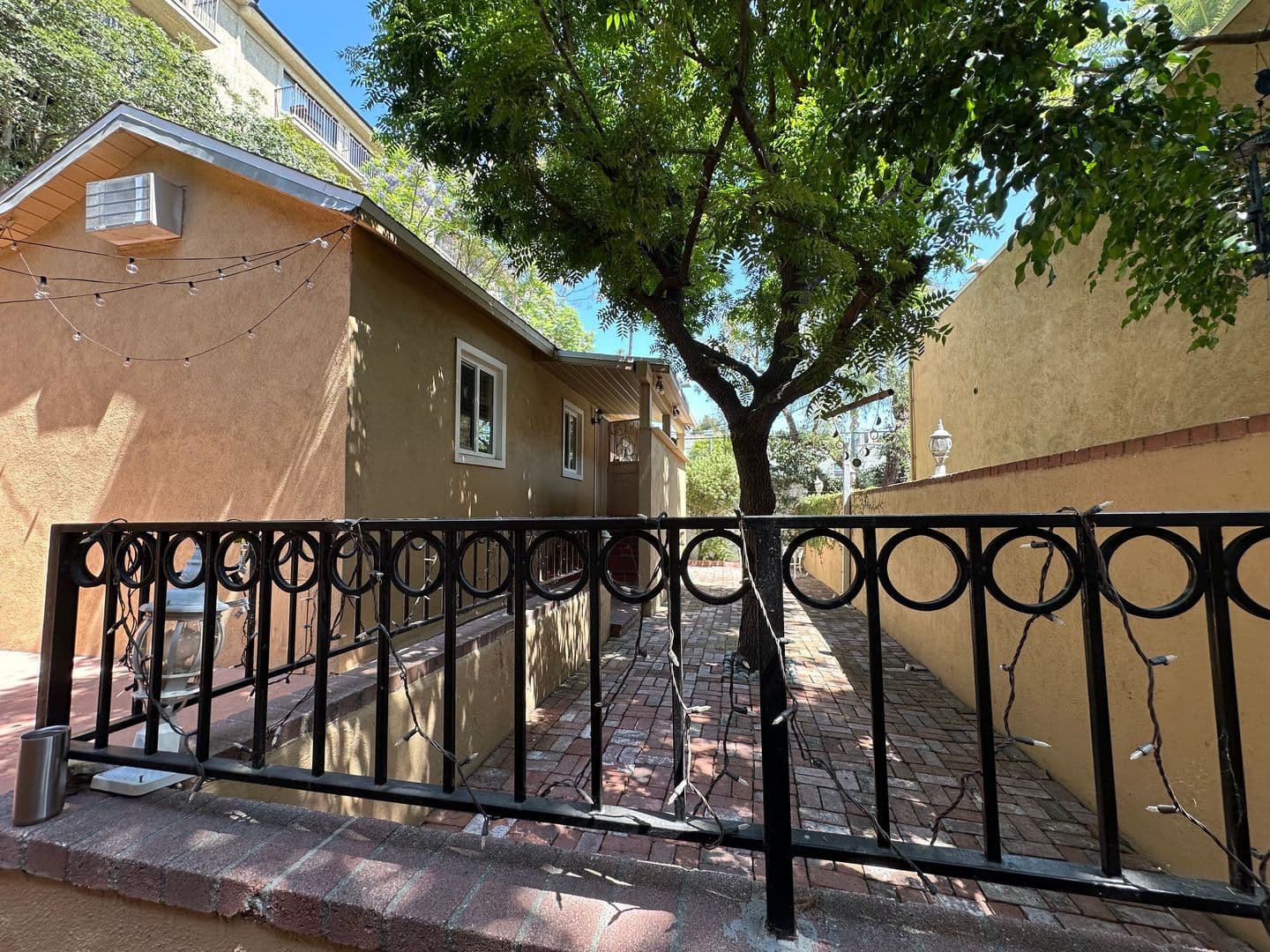 Los Angeles Apartment: 1947 Wilcox Avenue