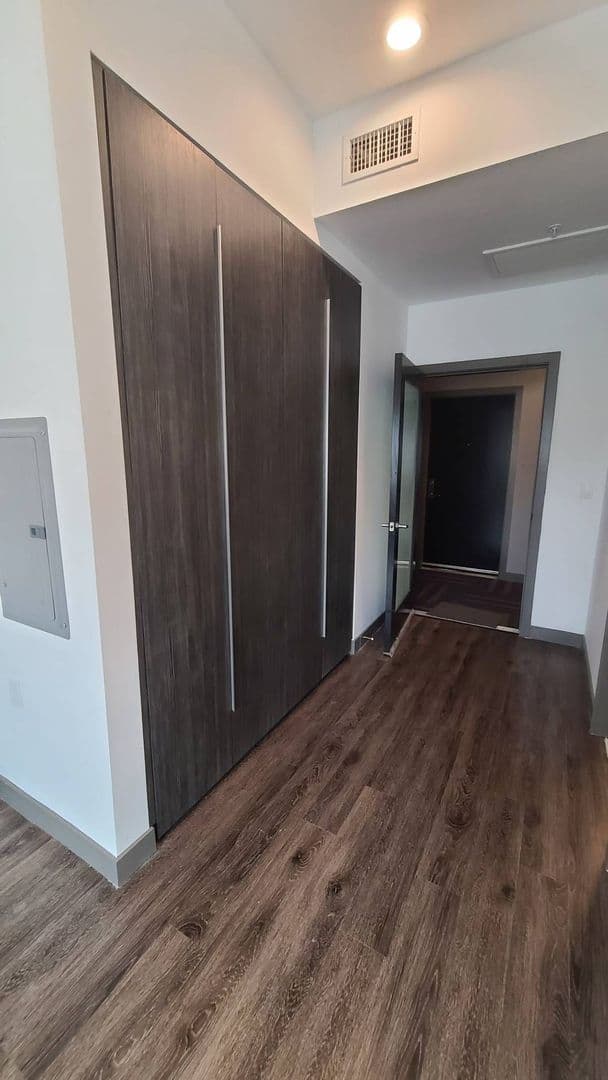 Los Angeles Apartment: 7036 La Tijera Blvd