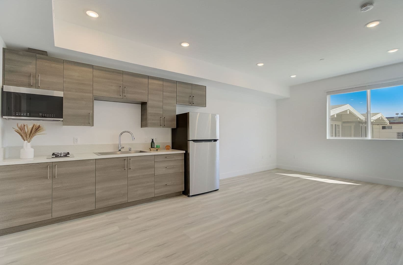 Los Angeles Apartment: 549 N Heliotrope Dr